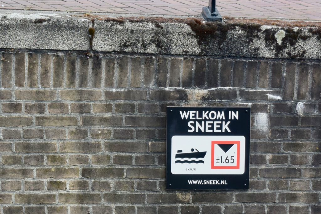 Auf den kleinen Grachten in der Innenstadt können nur Boote mit einer max. Höhe von 1,65 m fahren