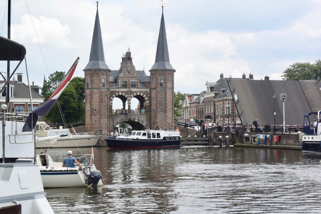 Auf der anderen Seite noch übersichtlicher Schiffsverkehr vor der Stadtbrücke
