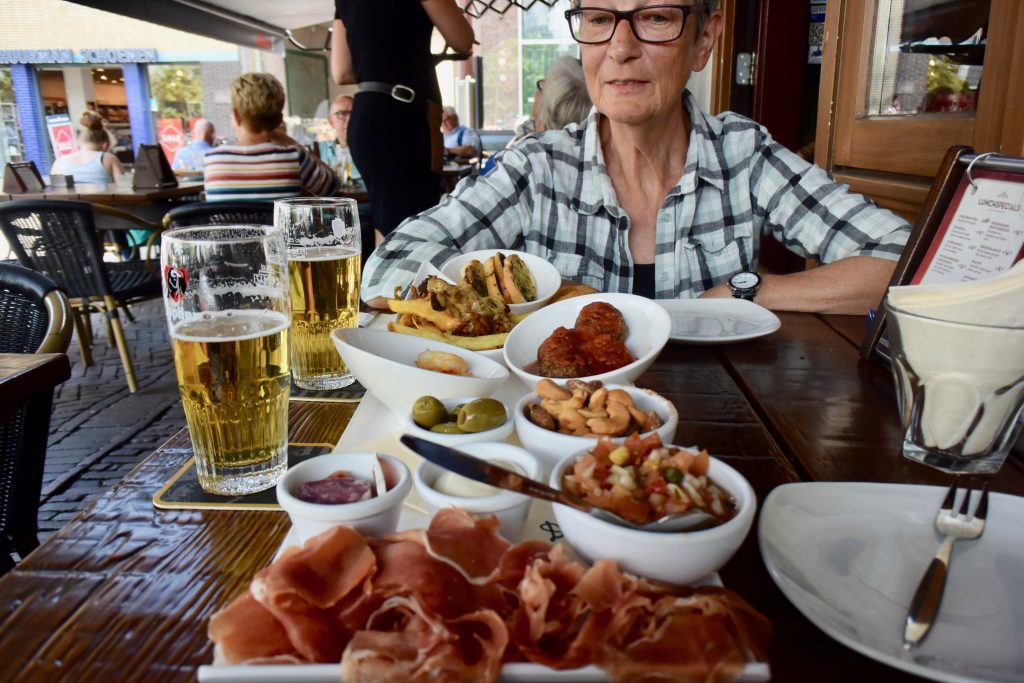 Bueno, wir stärken uns mit einer Tapasplatte