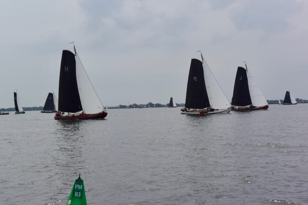 Plattbodenschiffe in kleiner Formation