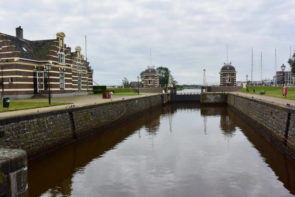 Die Stadtschleuse zum Ijsselmeer oder Richtung Emmeloord