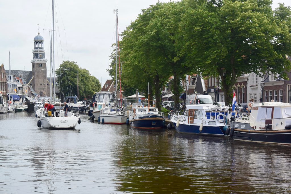 Wir finden einen Liegeplatz mitten im Ortskern