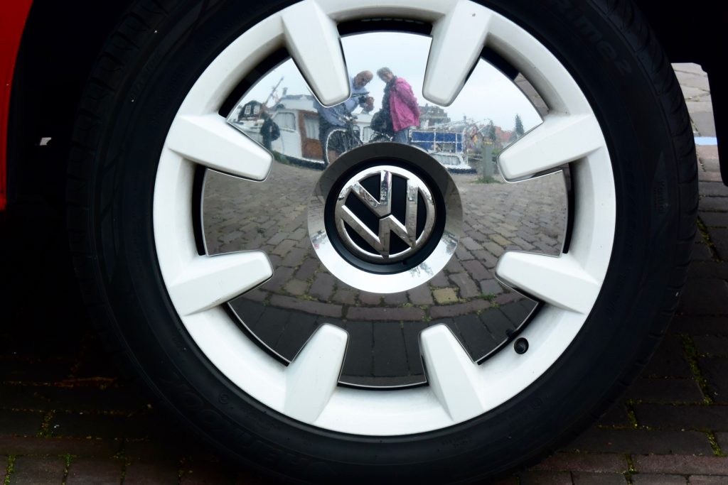 Die Radkappe spiegelt unseren Start in den Tag