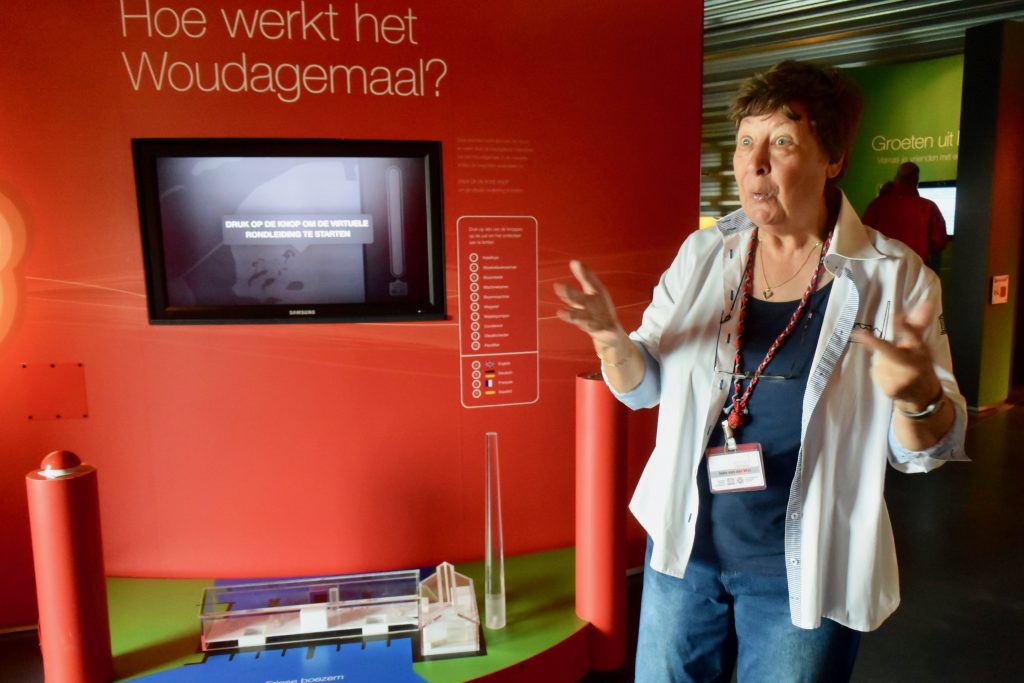 Freundliche Einweisung durch die Info-Schau "rund ums Wasser"