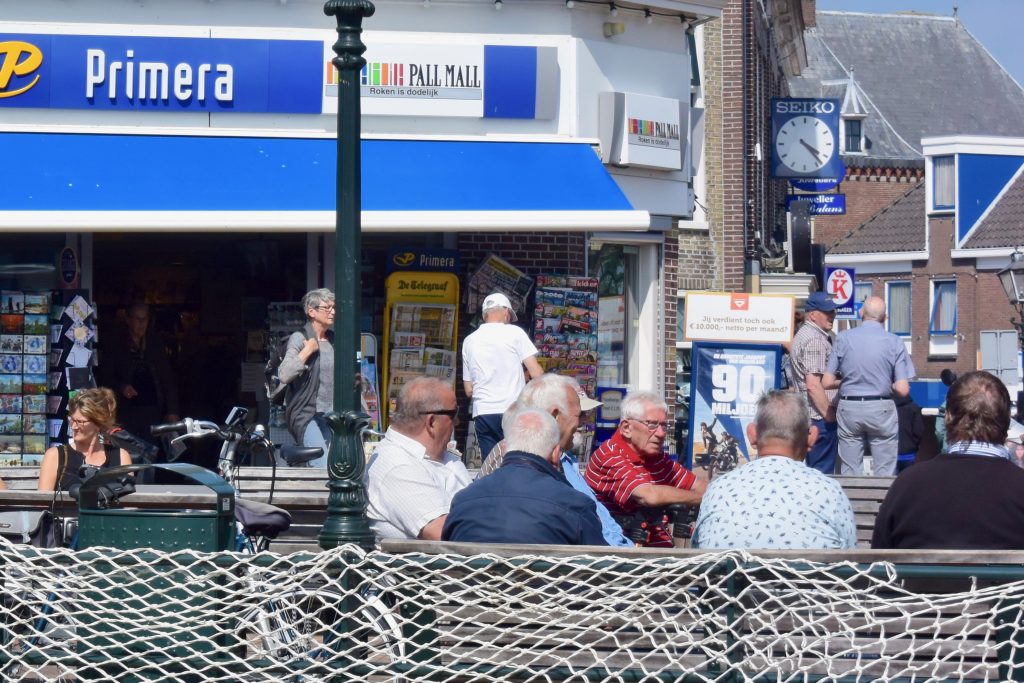 Ertappt, Monika kommt vom Dealer