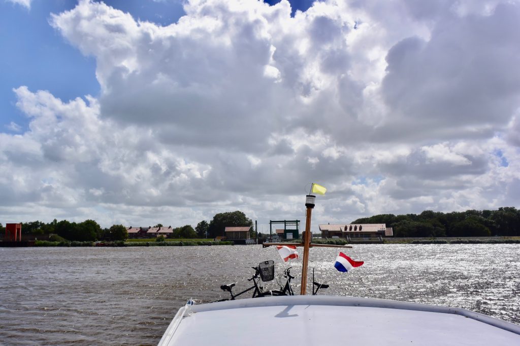 Im kleinen Bogen gleich wieder runter vom Meer