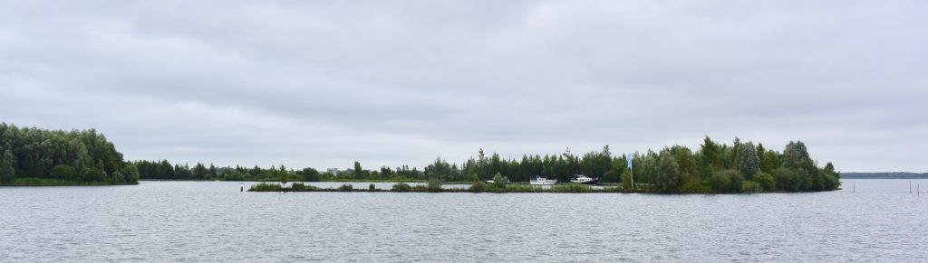 Als wir hier 2006 übernachteten, gab es nur spärliches Gras auf der Insel