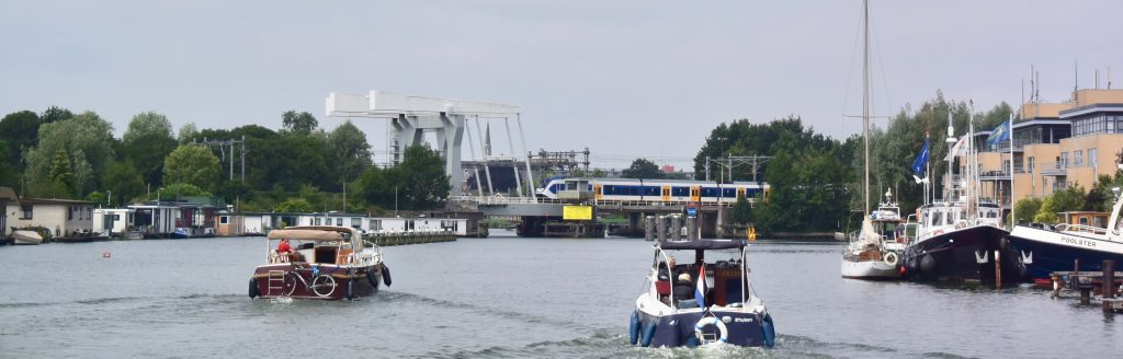 Eisenbahnbrücke, die wir locker geschlossen unterqueren können