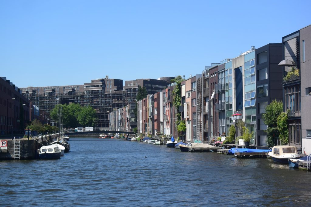 Auch an der Rändern der Metropole wird wie wild gebaut