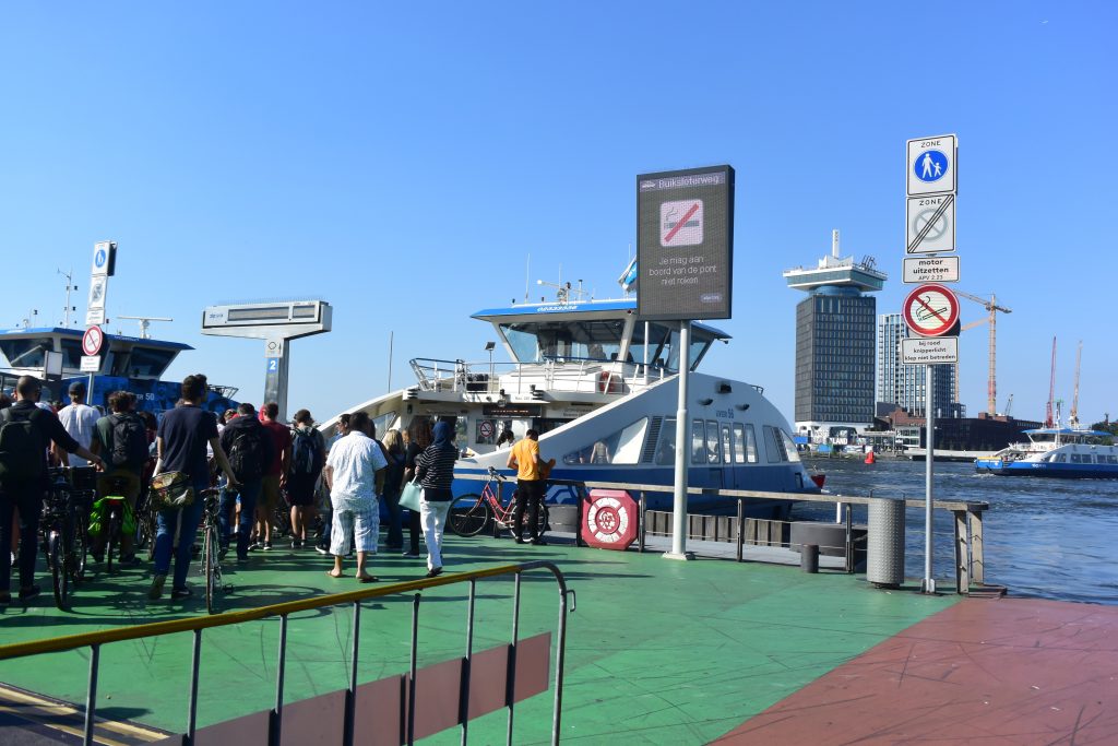 Kostenlose Fähren schaufeln im 3-Minuten-Takt von der Innenstadt auf die andere Seite