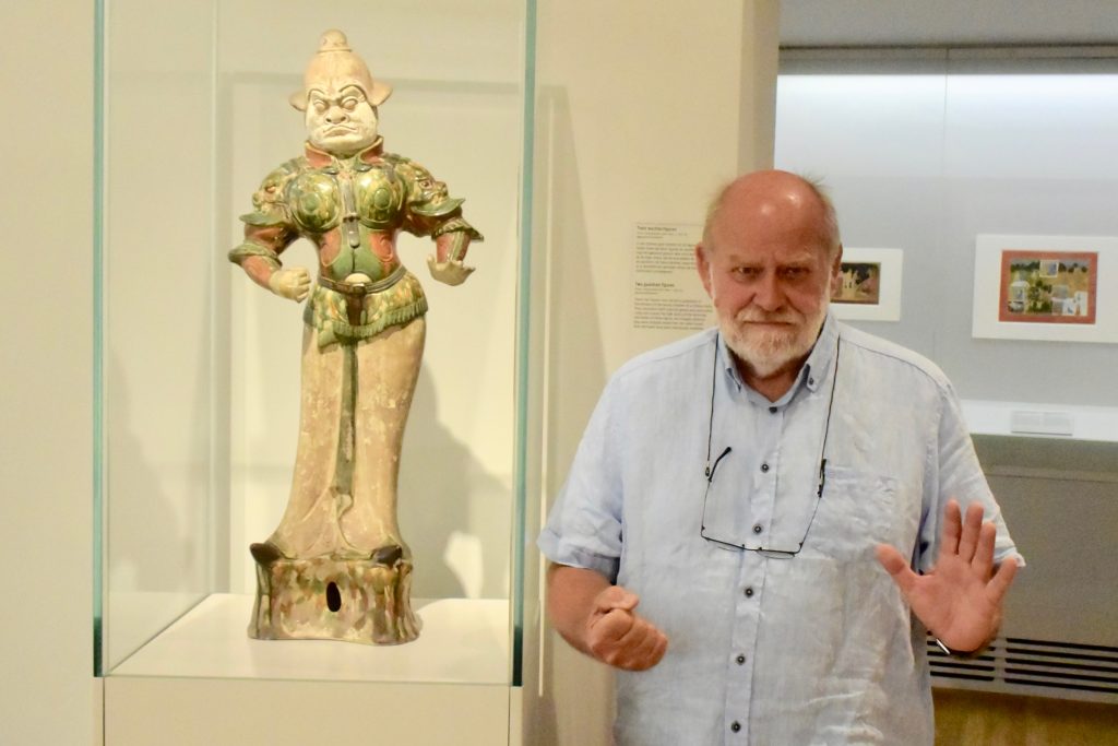 Rainer übt eine Türsteher-Pose in der Asienabteilung