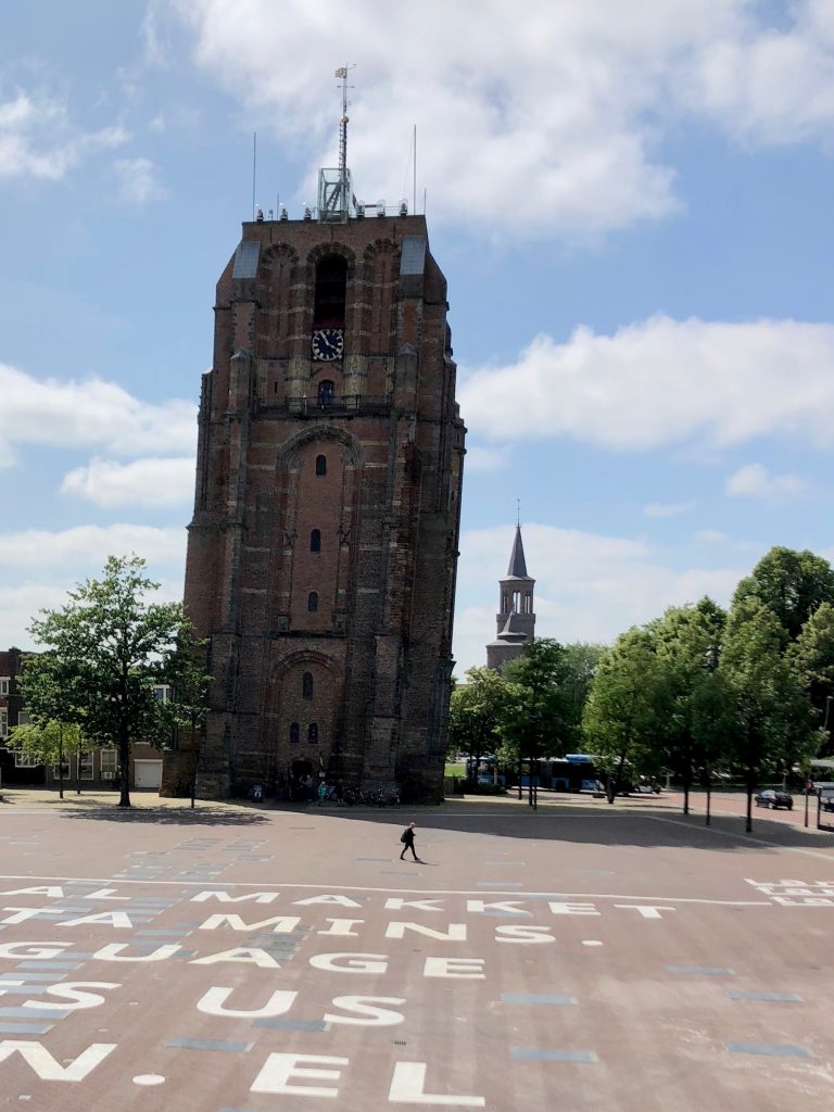 De Oldehove ist 1,99 m aus dem Lot