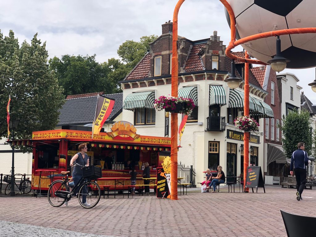 Belgische Fritten-Wagen sind in Holland in jeder Stadt anzutreffen