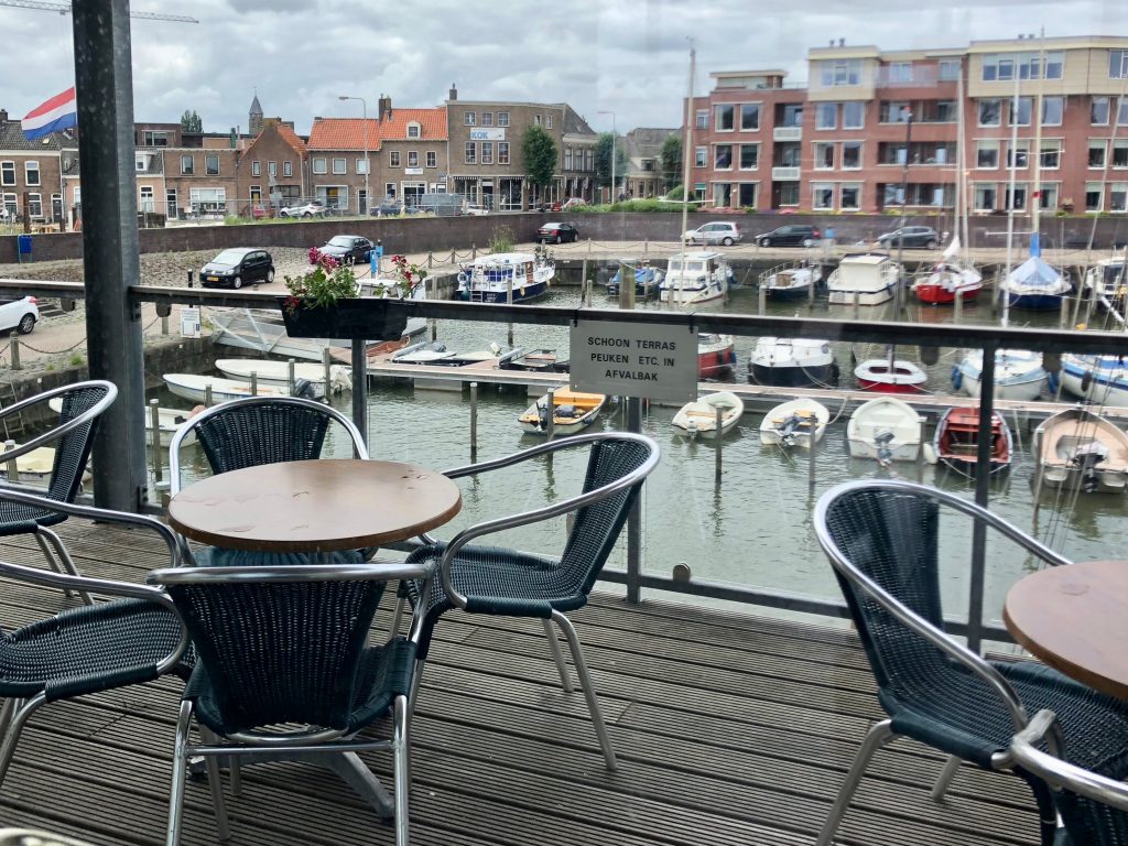 Wir müssen hinten links an die Kaimauer