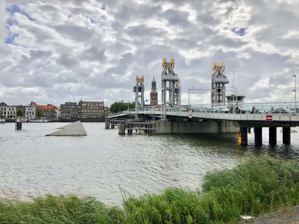 Eine von drei Brücken über die Ijssel bei Kampen