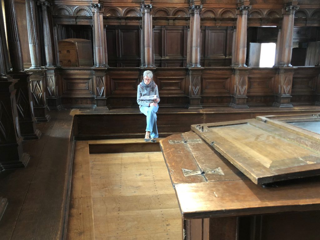 Auf der "Arme-Sünder*in-Bank"