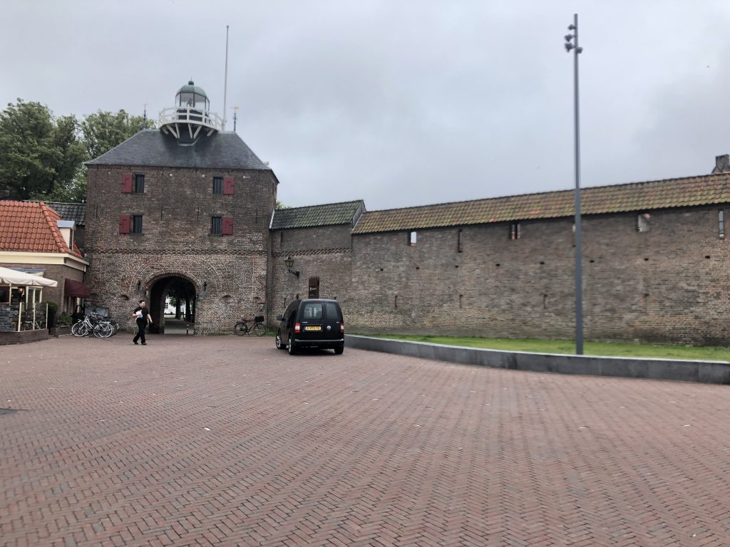 Stadttor mit Wehrmauer