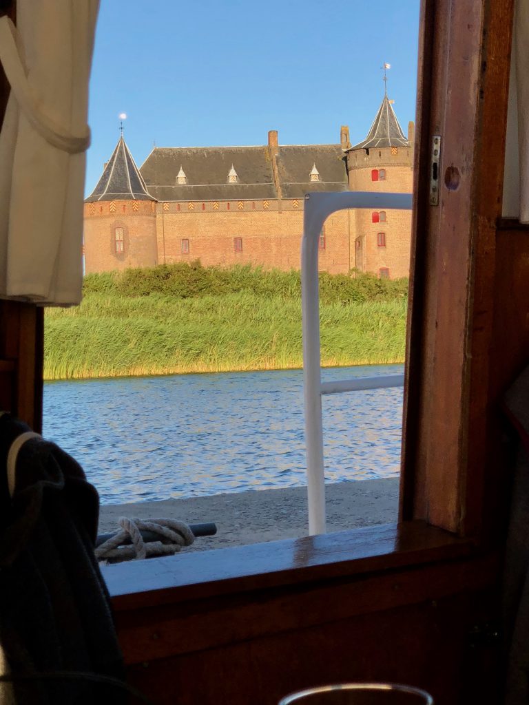 Unser Liegeplatz: Einen besseren Ausblick gibt es nicht!