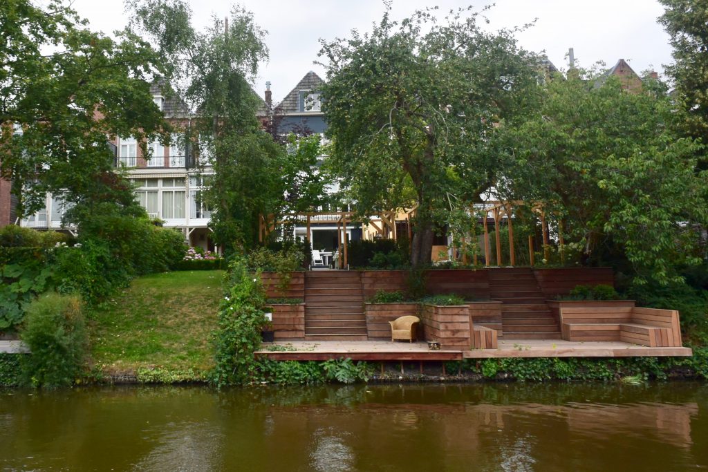 Verwaiste Plätze am Ufer