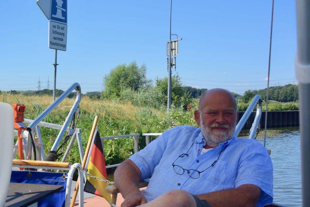 Die Schleuse lässt uns mal wieder warten. Über eine Stunde