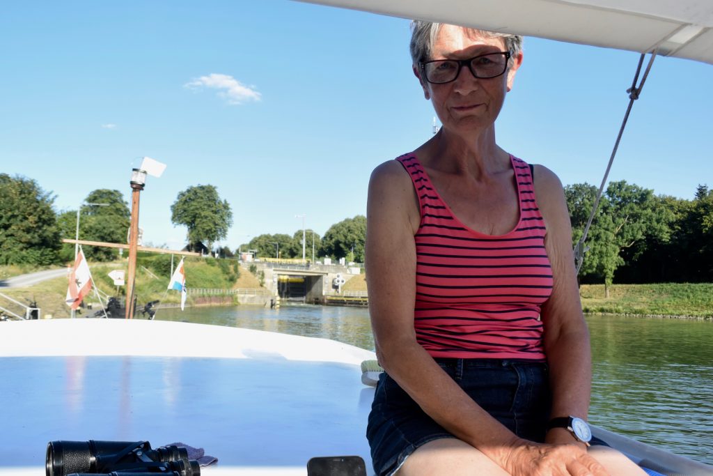 Warten auf die letzte Schleuse am DEK (1,5 h)