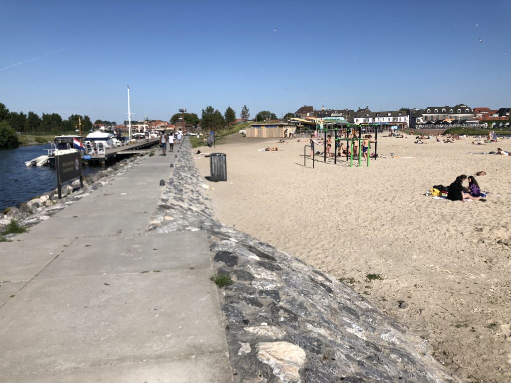 Eine Seite Hafen, andere Beach