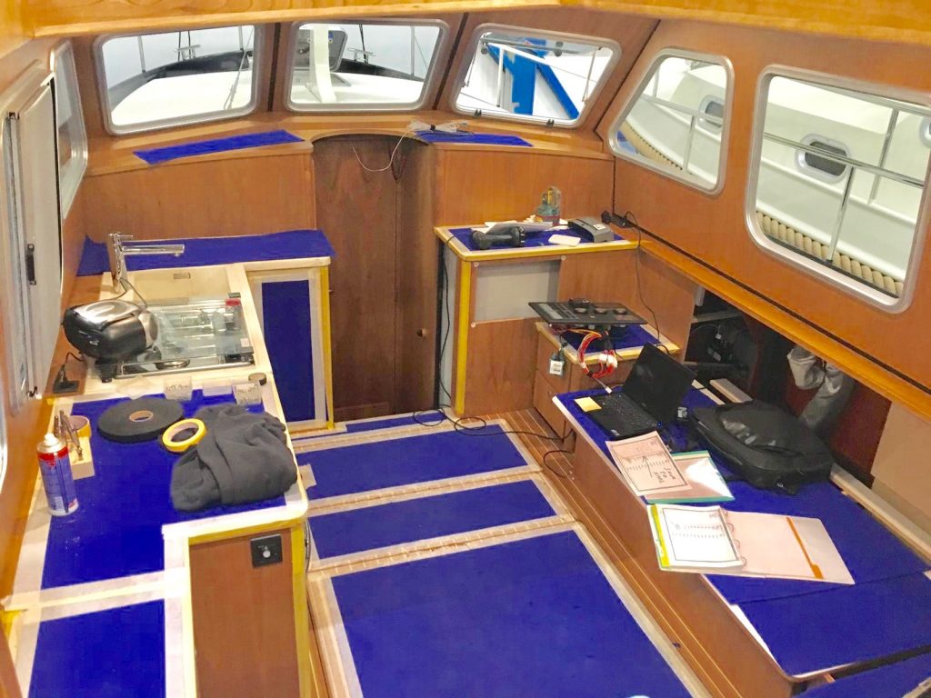 Die Möbel im Mittelschiff warten auf die Einbauteile