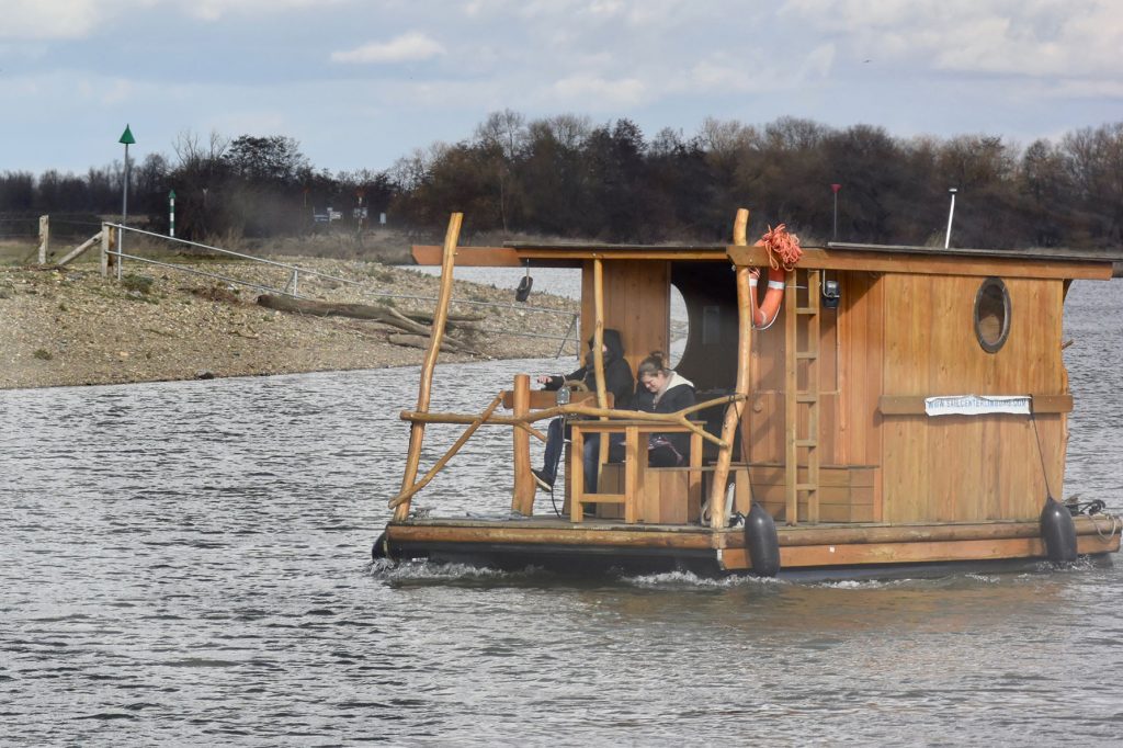 Nanu, ein Hausboot Anfang März, wir staunen