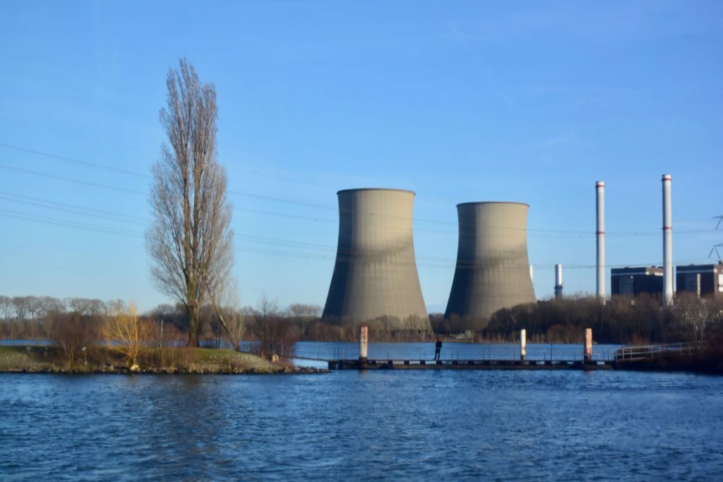 Hässliches Wahrzeichen: die großen Kühltürme für das Energie-Kraftwerk in Maasbracht