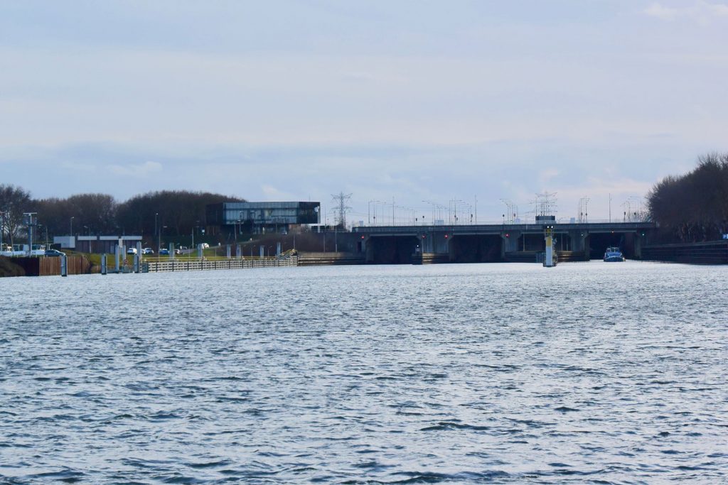 Schleuse Maasbracht. Die erste von 3 nach Maastricht