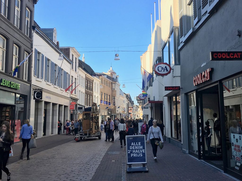 In der Gasse ein Orgelwagen