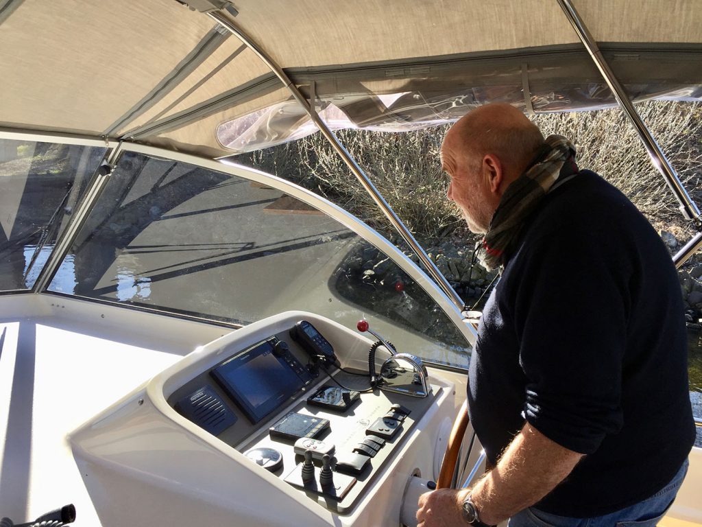 Alle bekommen Gelegenheit, das Schiff zu fahren