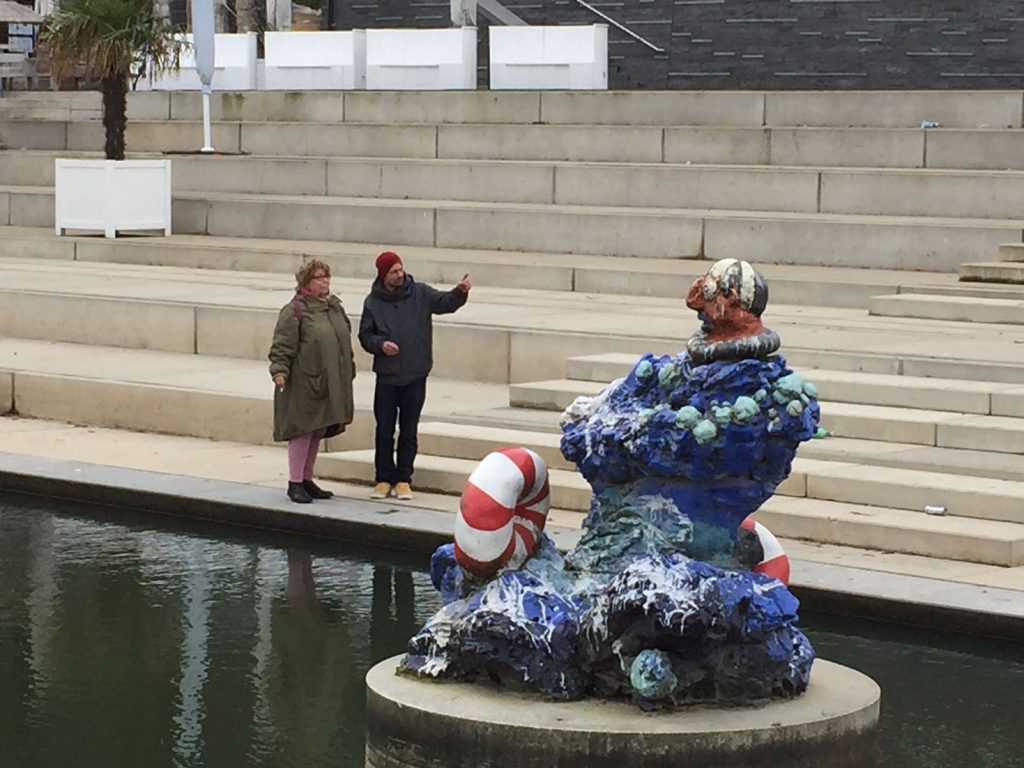 Recht eigenwillige Skulptur im Hafen