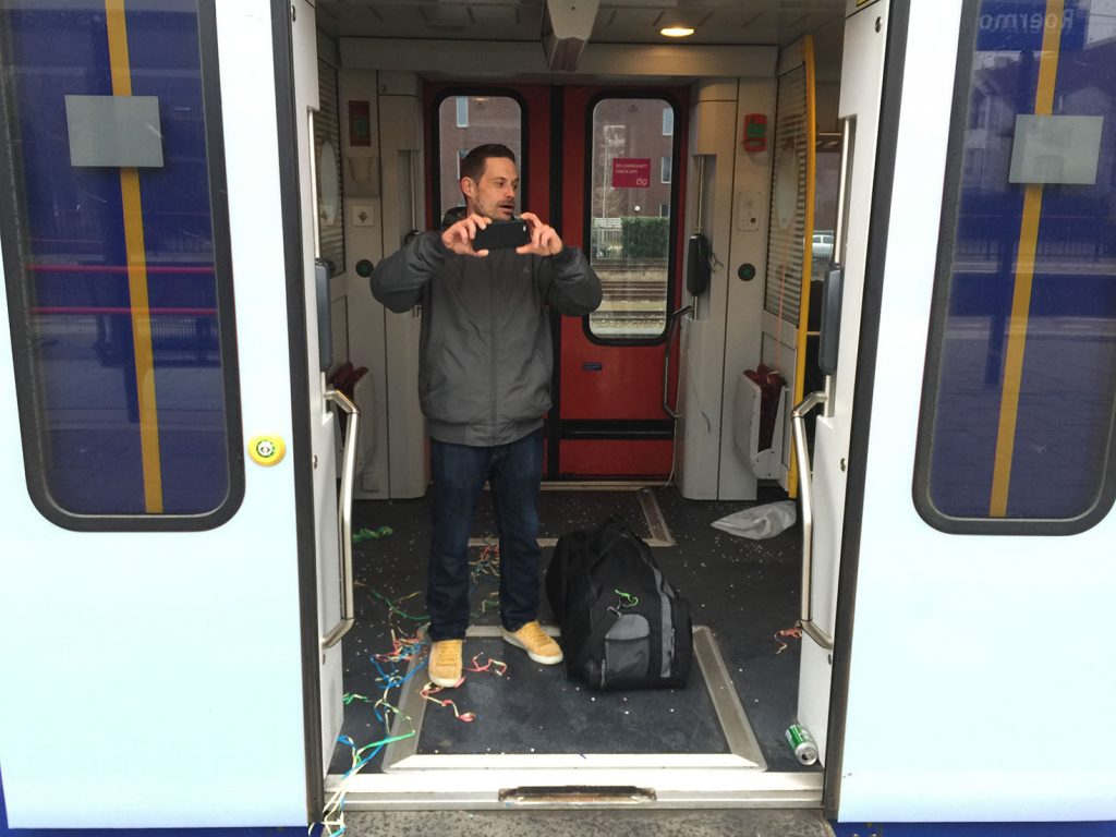 Einsteigen in den karnevalsvermüllten Regionalzug