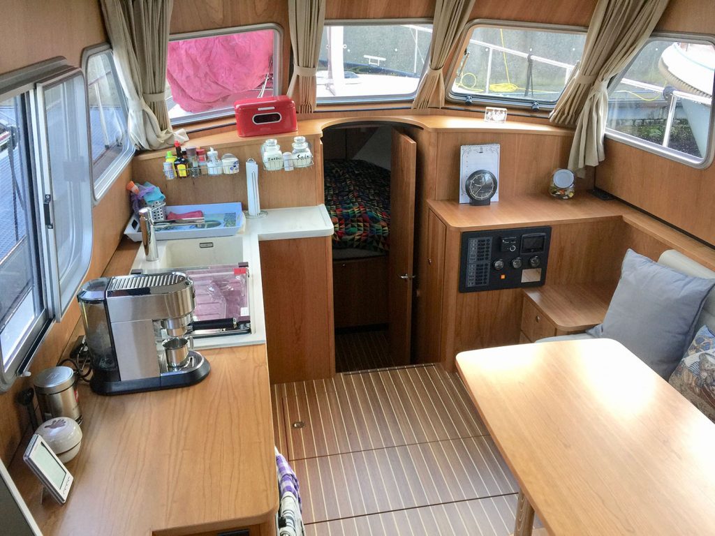 Der Salon macht einen halbwegs aufgeräumten Eindruck