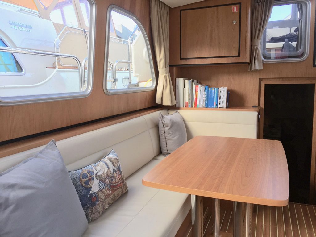 Auch die "Schiffsbibliothek" ist nochmal kräftig geschrumpft