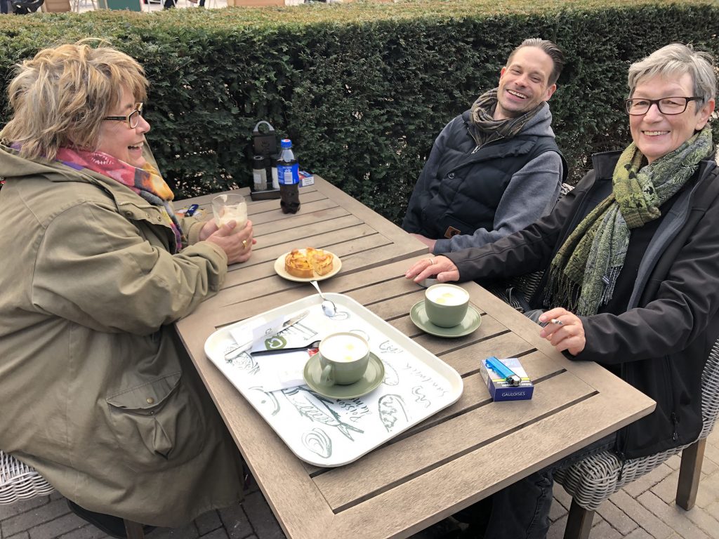 Susanne vom Bus am Outlet abgeholt