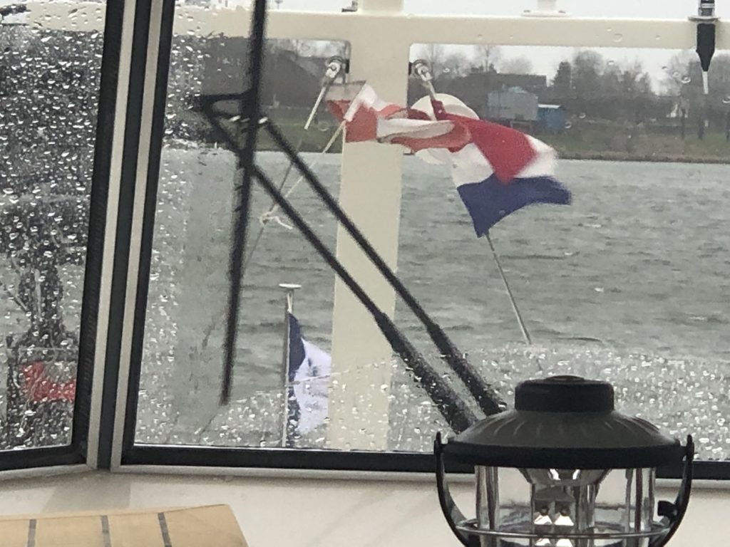 Unter der Persenning ist alles trocken ...