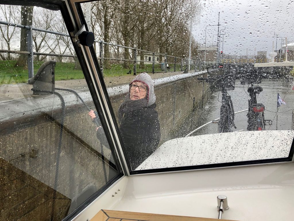 Ist schon blöd, bei dem Wetter durch die Schleuse fahren zu müssen