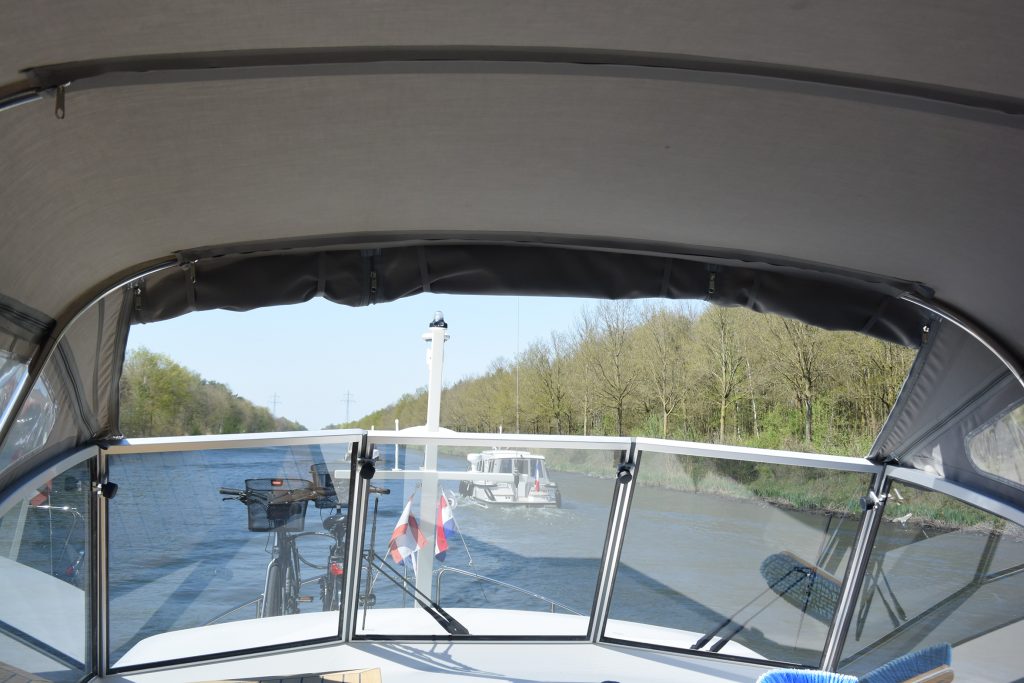 Wir fangen an, die Persenning zu öffnen