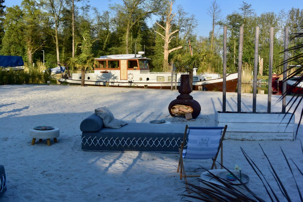 Wir fahren mit dem Bus zum Essen