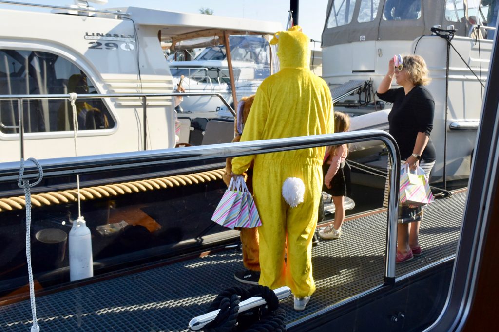 Drei Osterhäsinnen und ein Osterhase