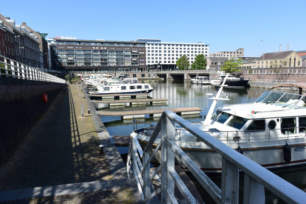 Am Vormittag leert sich der Hafen kontinuierlich
