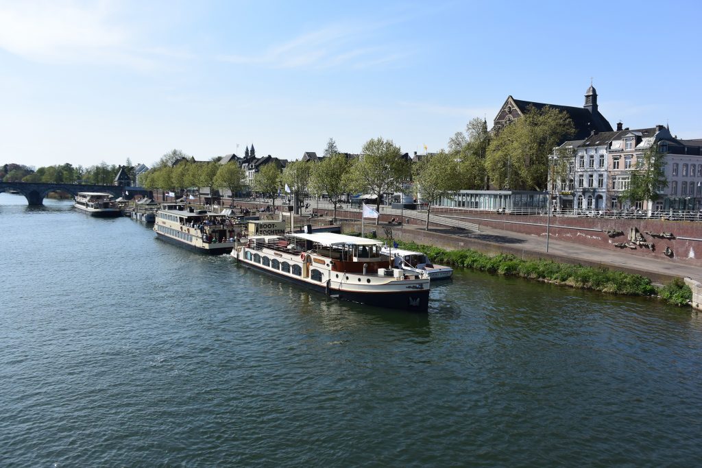 Die Maaspromenade am Westufer