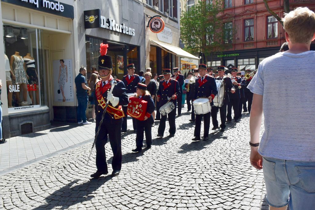Unverhofft, ein Spielmannszug