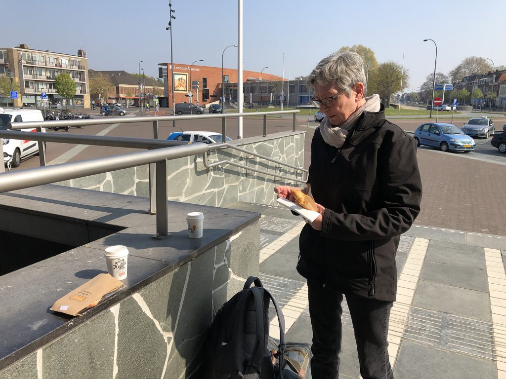 Dreimal trotz Verspätung Anschluss - in Venlo war es Schluss damit. Kaffee & Croissant überbrücken 30 Min. Wartezeit