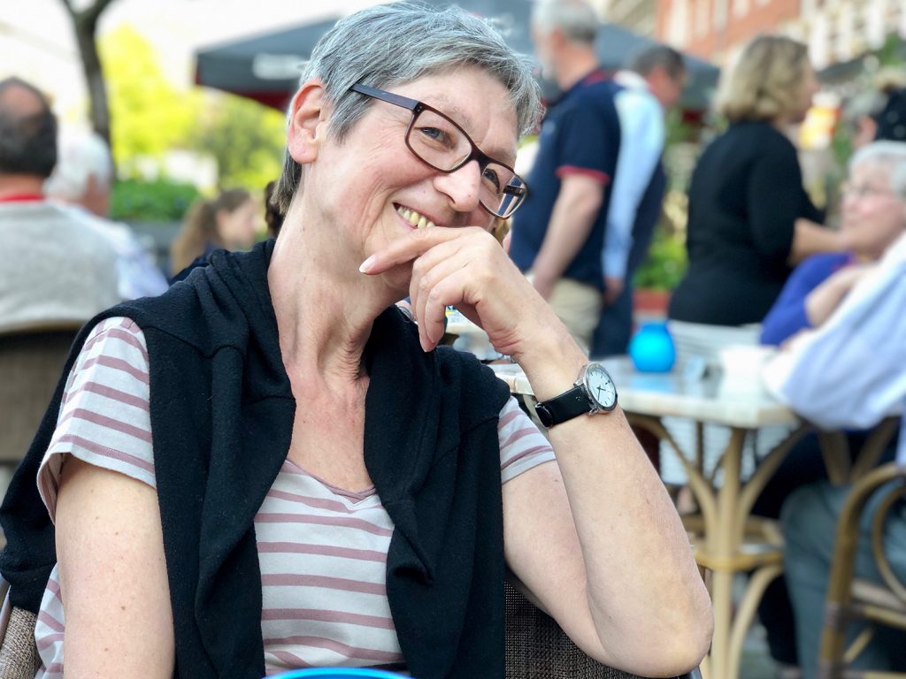 Oh, oh, Monika lauscht am Nachbartisch ...