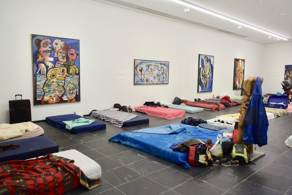 ... im Saal: "Verlust der Mitte "(curated by Christoph Büchel), 2017. Werke aus der Sammlung werden mit den aktuellen Fragen der Migration konfrontiert. Sehr beklemmend