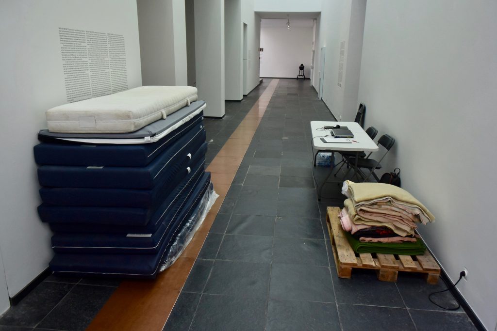 Vor dem Saal eine "Aufnahmestelle" ...