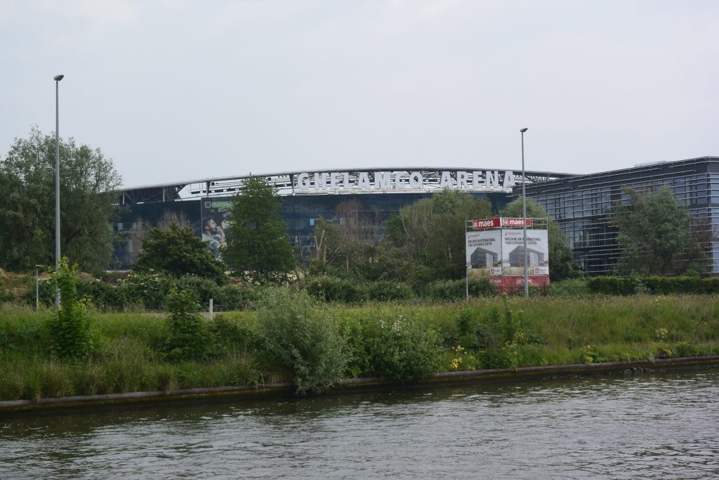 Vorbei an der Ghelamco Arena, Heimat des Fußballvereins KAA Gent